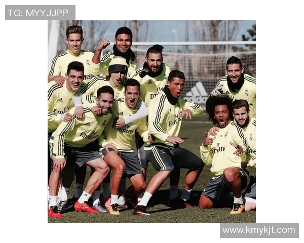 足球明星经典拍照姿势揭秘让你轻松模仿成为球场焦点 足球明星经典拍照姿势揭秘让你轻松模仿成为球场焦点